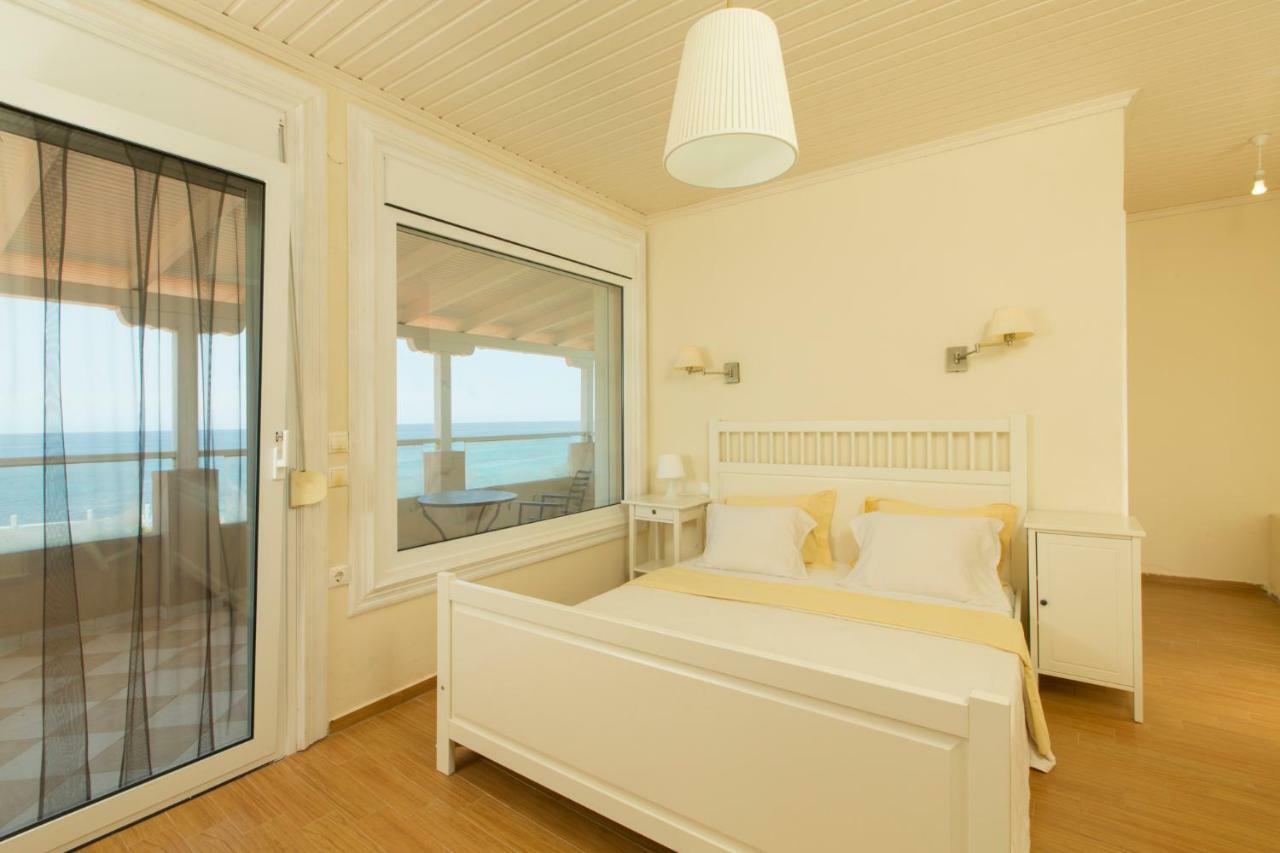 Magnificent Seascape Villa On A Secluded Beach Néa Mudaniá Kültér fotó