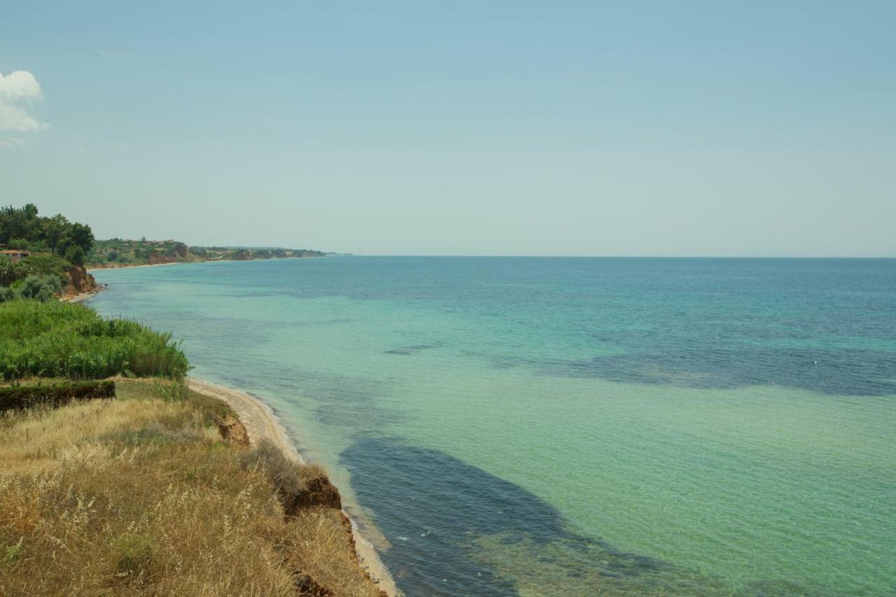 Magnificent Seascape Villa On A Secluded Beach Néa Mudaniá Kültér fotó