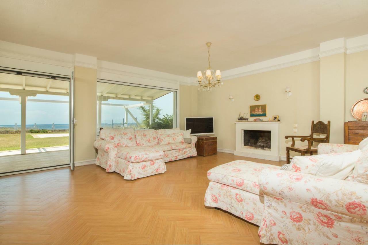 Magnificent Seascape Villa On A Secluded Beach Néa Mudaniá Kültér fotó